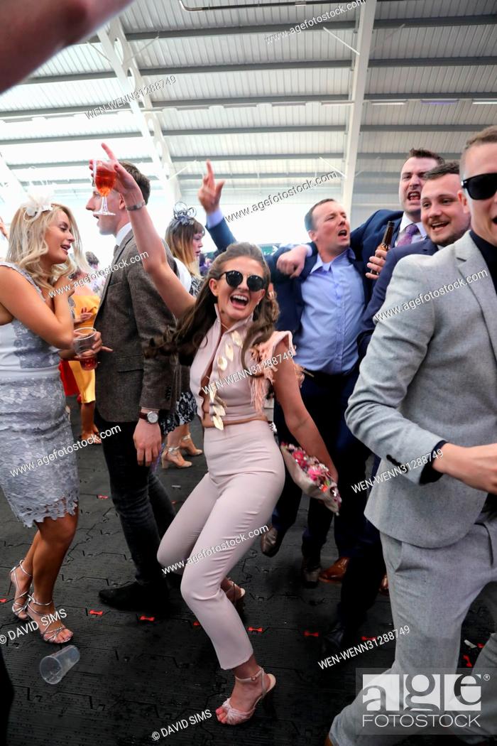 Photo de stock: Aintree 2017: Randox Health Grand National Festival Ladies Day - Day 2 Featuring: Atmosphere Where: Liverpool, Merseyside.