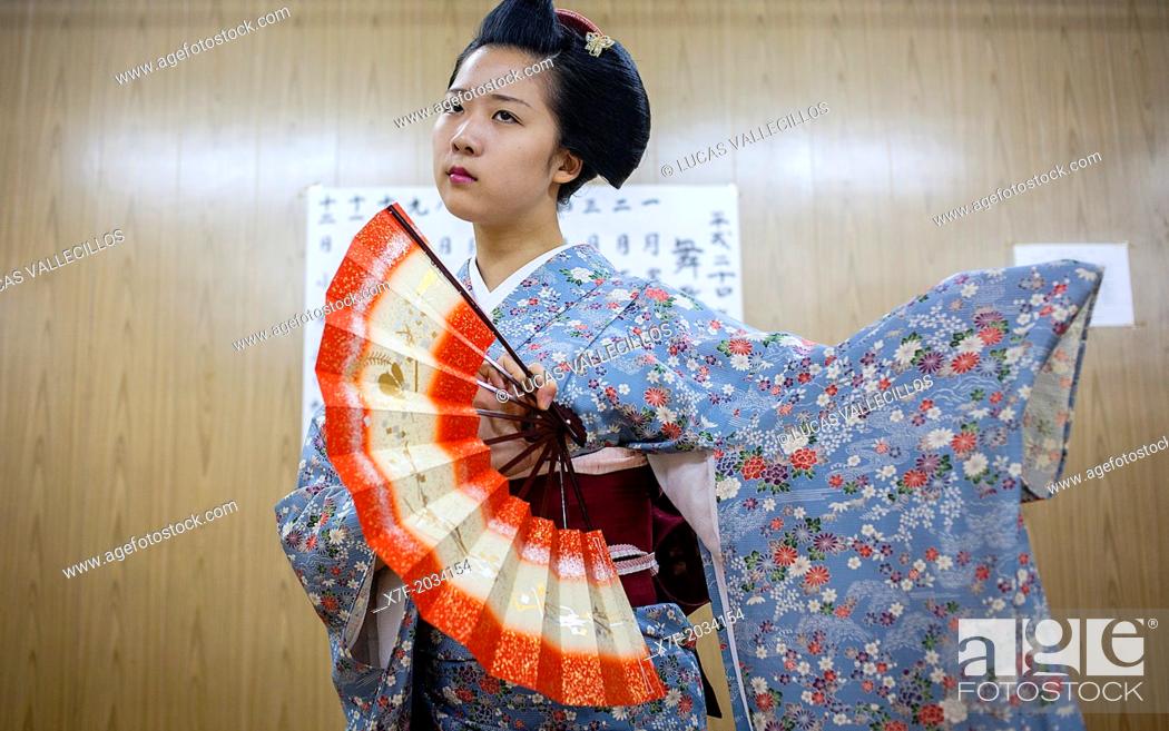 Stock Photo: 'maiko' (geisha apprentice) in dance class. Geisha school (kaburenjo) of Miyagawacho.Kyoto.Kansai, Japan.