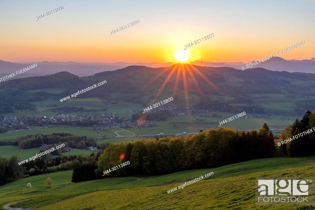 Stock Photo: Sonnenaufgang über den Rupertiwinkel, gesehen von der Fürmann Alm aus über Anger und Högl, Rupertiwinkel - Berchtesgadener Land, Bayern, Deutschland.