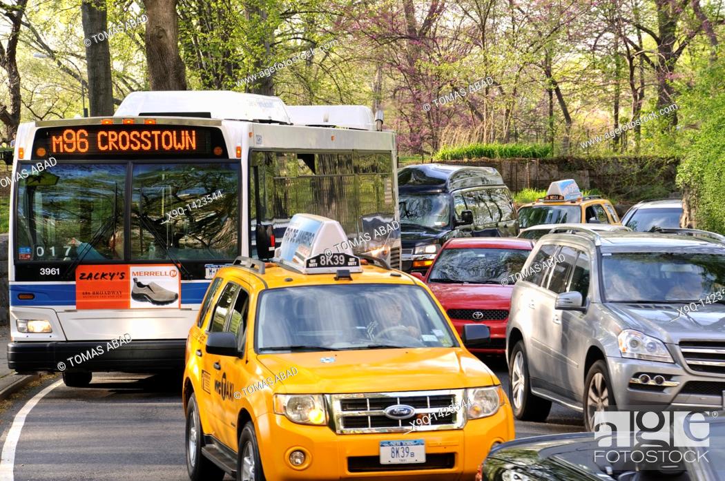 Imagen: Taxi and Public MTA M96 bus crossing Central Park, New York City, 2011.