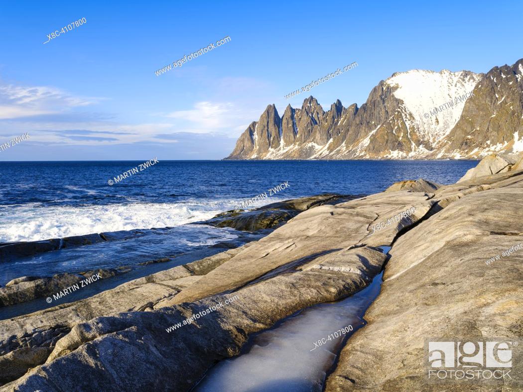 Imagen: Coastal landscape at Tungeneset and the peaks Okshornan (devils teeth). The island Senja during winter in the north of Norway.