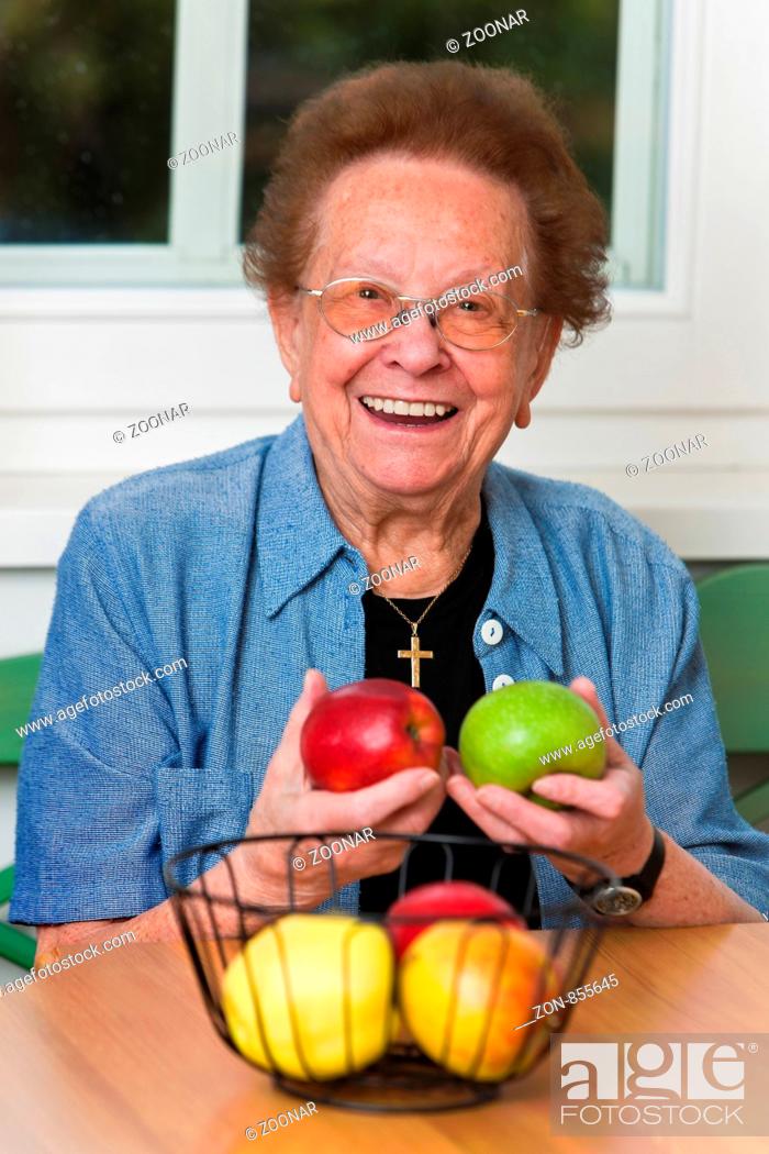 Stock Photo: Alte Frau mit Apfel für die täglichen Vitmaine.