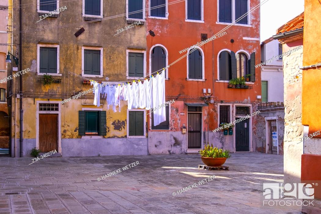 Imagen: Drying laundy in the streets of Venica, Italy.