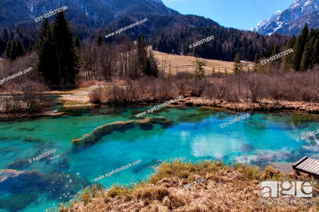 Imagen: Alpine lake in Slovenian Alps.