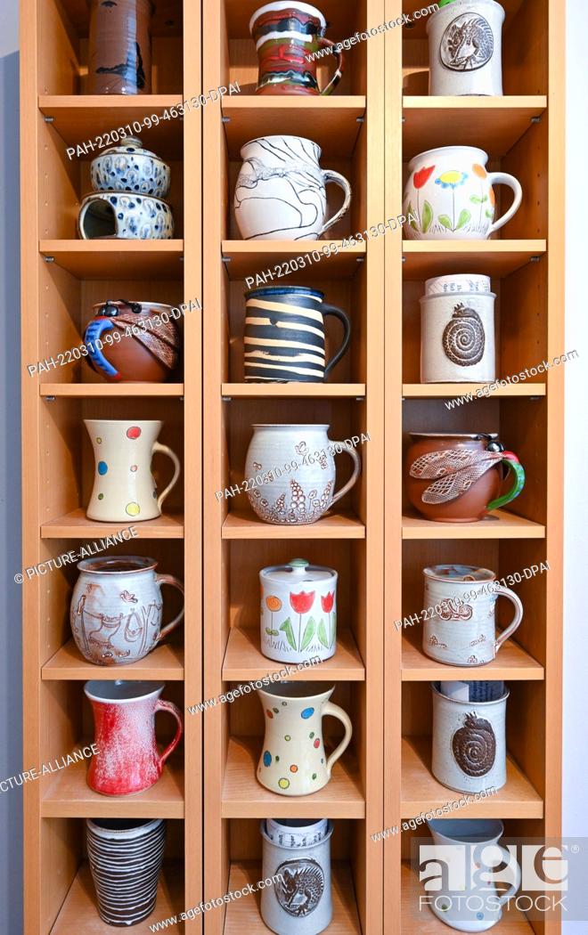 Stock Photo: 10 March 2022, Brandenburg, Burg: In the pottery of Elke Piezonka in the Spreewald, various cups stand on a shelf. Ceramists from all German states invite.