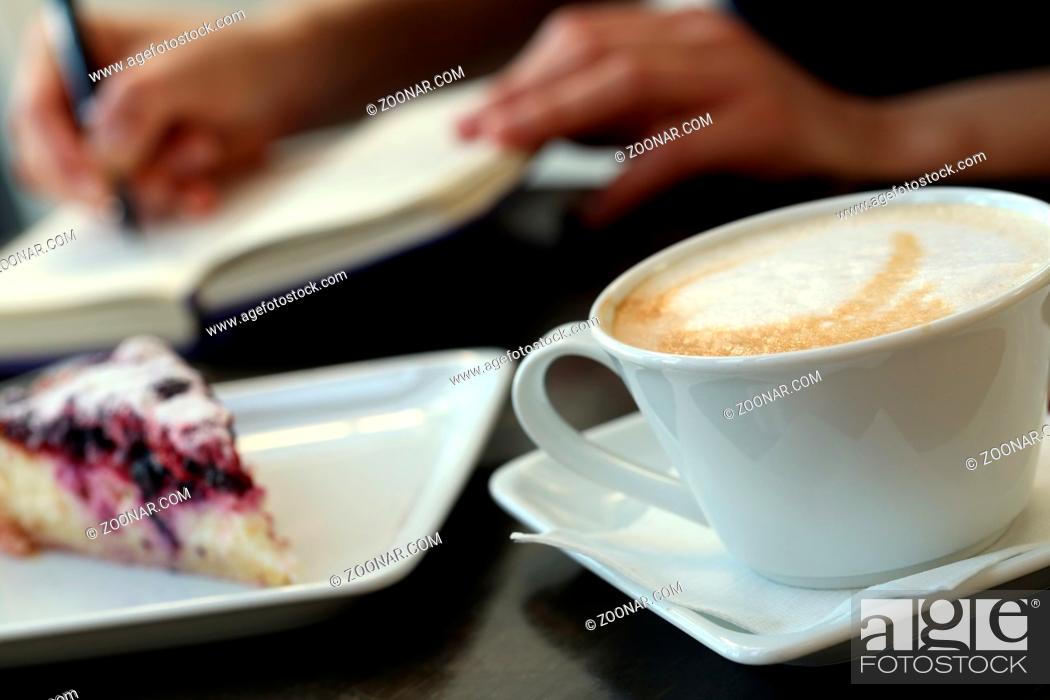 Photo de stock: Cafe. Coffee cup and delicious pie on the table.