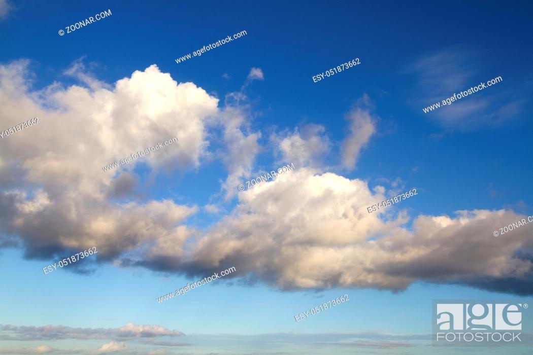 Imagen: Blue sky background with clouds.