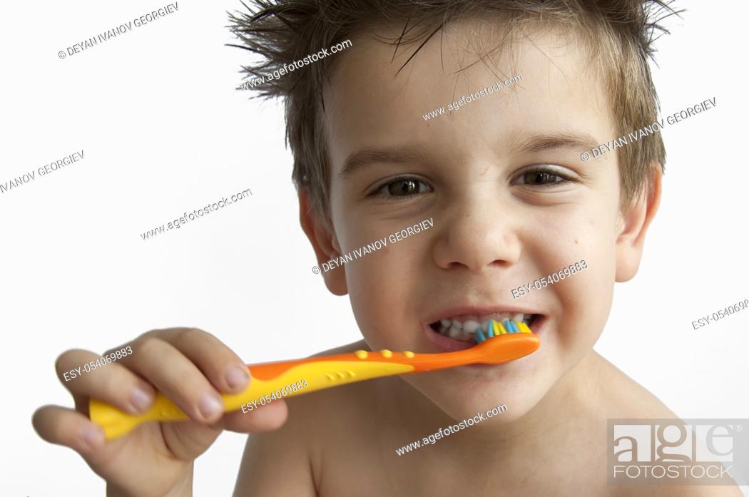 Imagen: Boy washing teeth with toothbrush.
