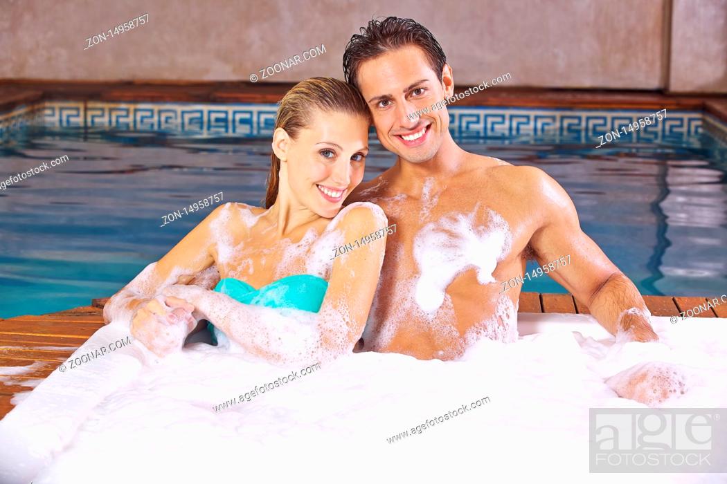 Stock Photo: Glückliches Paar sitzt zusammen im Whirlpool im Spa.