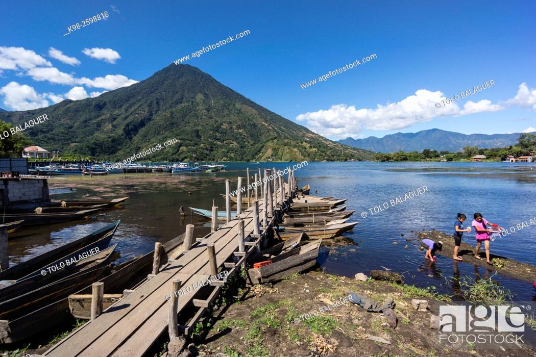 Stock Photo: embarcadero frente al volcán San Pedro, suroeste de la caldera del lago de Atitlán , Santiago Atitlán. Tiene una altitud de 3.