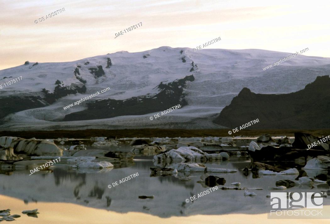 Stock Photo: View of Jokulsarlon glacial lake with views of the surrounding glaciers, Iceland.