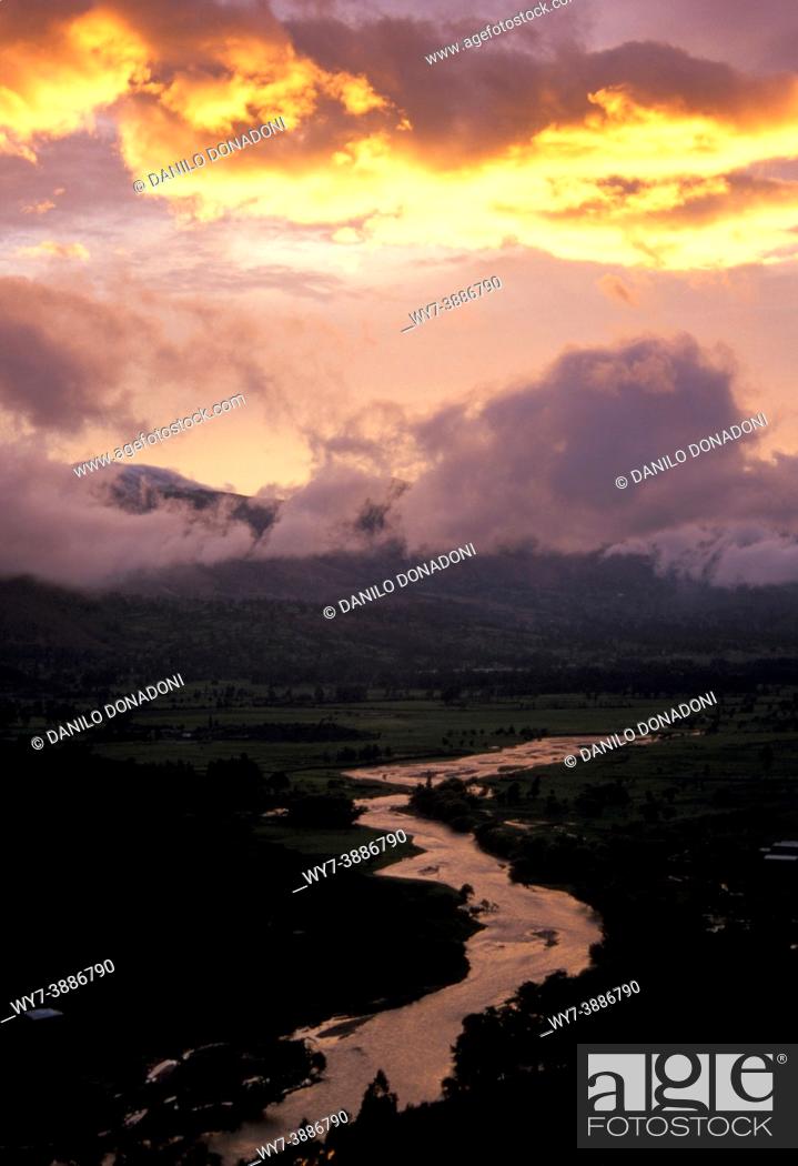 Photo de stock: sunset from pumaorco hill, cajamarca, peru.