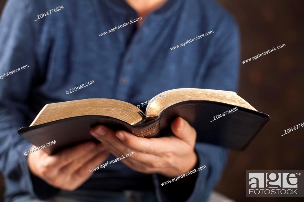 Imagen: Man reading from the holy bible, close up.