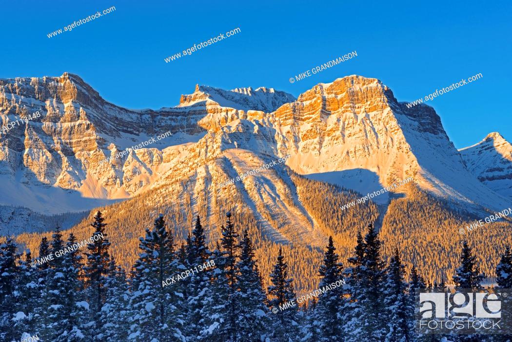 Stock Photo: The Waputik Range in the Canadian Rocky Mountains, Banff National Park, Alberta, Canada.