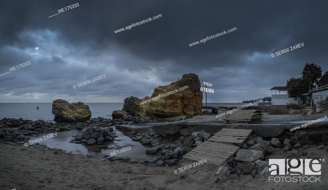 Stock Photo: Dark and gloomy clouds asperatus over the sea until dawn.