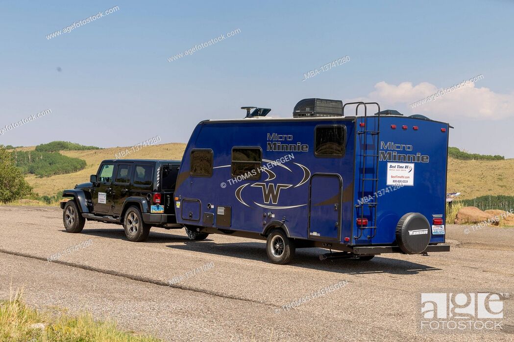 Imagen: Parking Jeep and Caravan at a Vista Point near Boulder, Utah, USA.