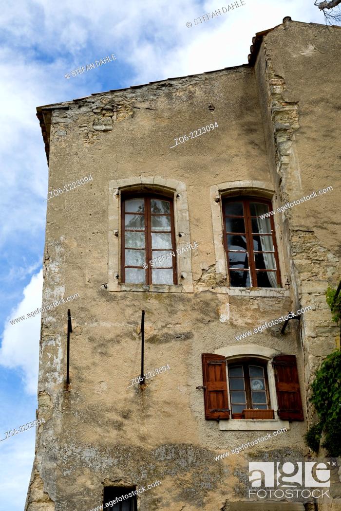 Stock Photo: Typical Facade in the medieval Village Bonnieux, Provence, France.