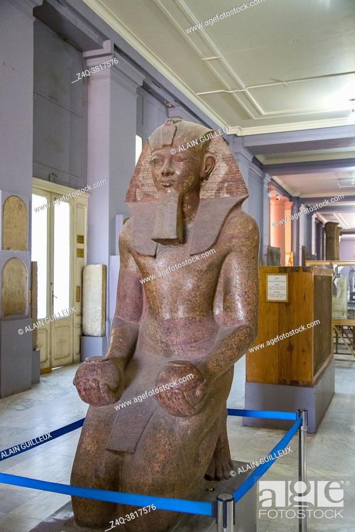 Imagen: Cairo, Egyptian Museum, kneeling statue of Hatshepsut, one of the rare women who became king of Egypt. Granite, from her temple in Deir el Bahari.