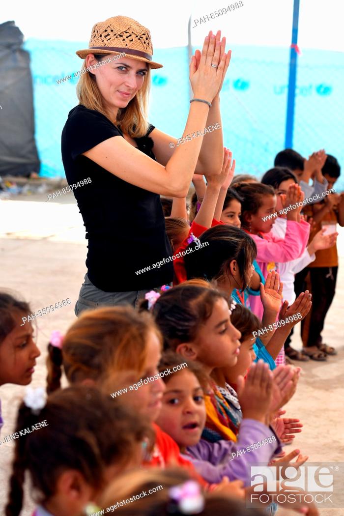 Stock Photo: EXCLUSIVE - UNICEF ambassador Eva Padberg visits the Debaga refugee camp between Mosul and Erbil, Iraq, 18 October 2016. She is learning about the work of the.