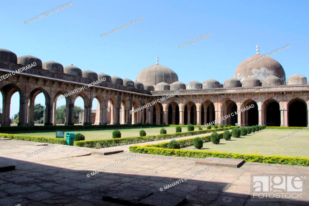 Imagen: View of western prayer hall and southern arched openings at Jami Masid in Mandu, Madhya Pradesh, India, Asia.