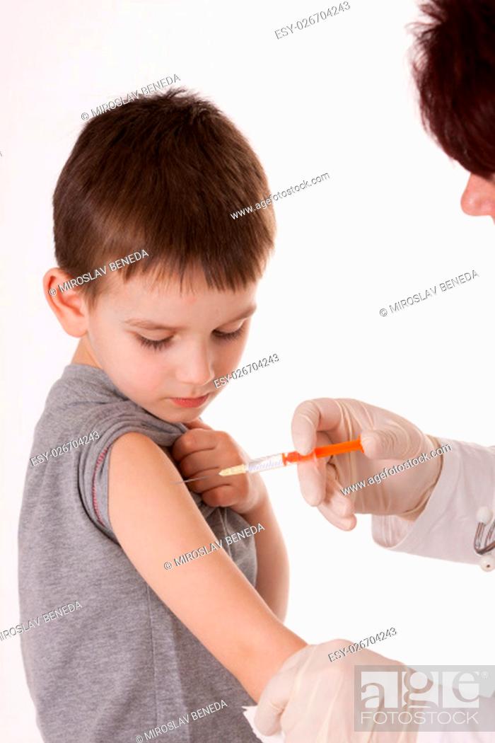 Imagen: Doctor giving a child injection in arm on isolated image.