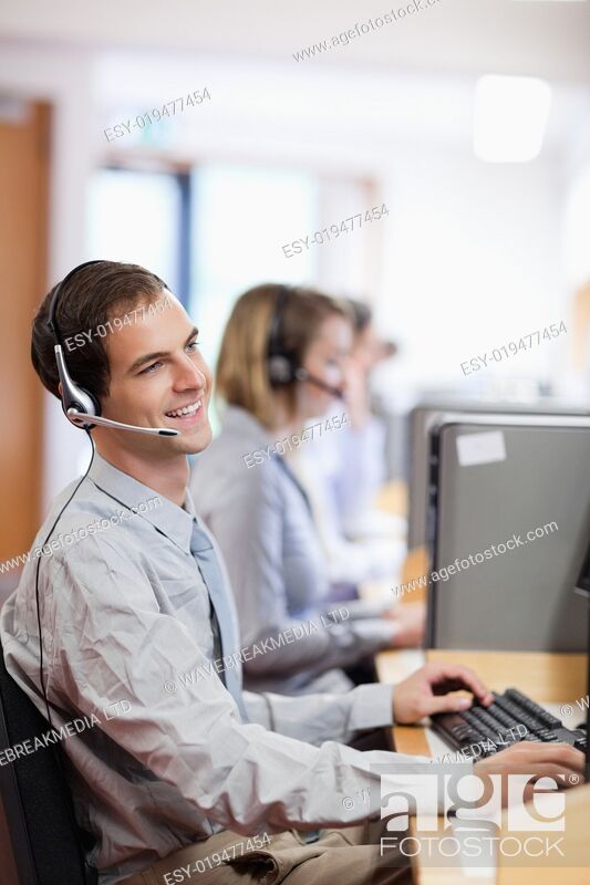 Photo de stock: Portrait of a smiling customer assistant using a headset.