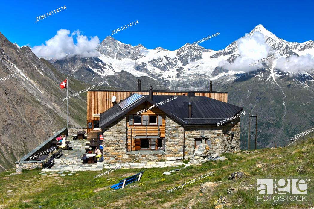 Imagen: DieTäschhütte vor den schneebedeckten Gipfeln der Walliser Alpen, Zinalrothorn, links, Weisshorn, rechts, Täsch, Wallis, Schweiz / The mountain shelter.