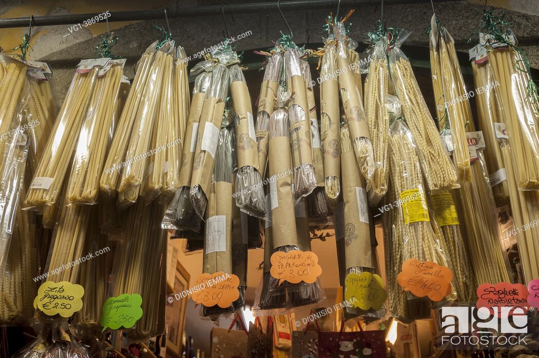 Imagen: Naples, Naples district, Campania, Italy, Europe, sale of typical pasta in a city street.