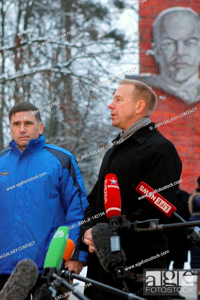 Photo de stock: At the Gagarin Cosmonaut Training Center in Star City, Russia, Expedition 46-47 crewmember Tim Kopra of NASA (right) answers a reporter's question Nov.
