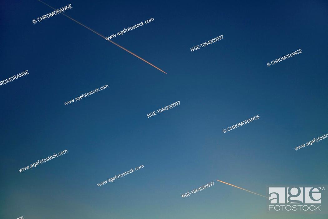 Imagen: Planes in the sky, aircraft in the evening sun.