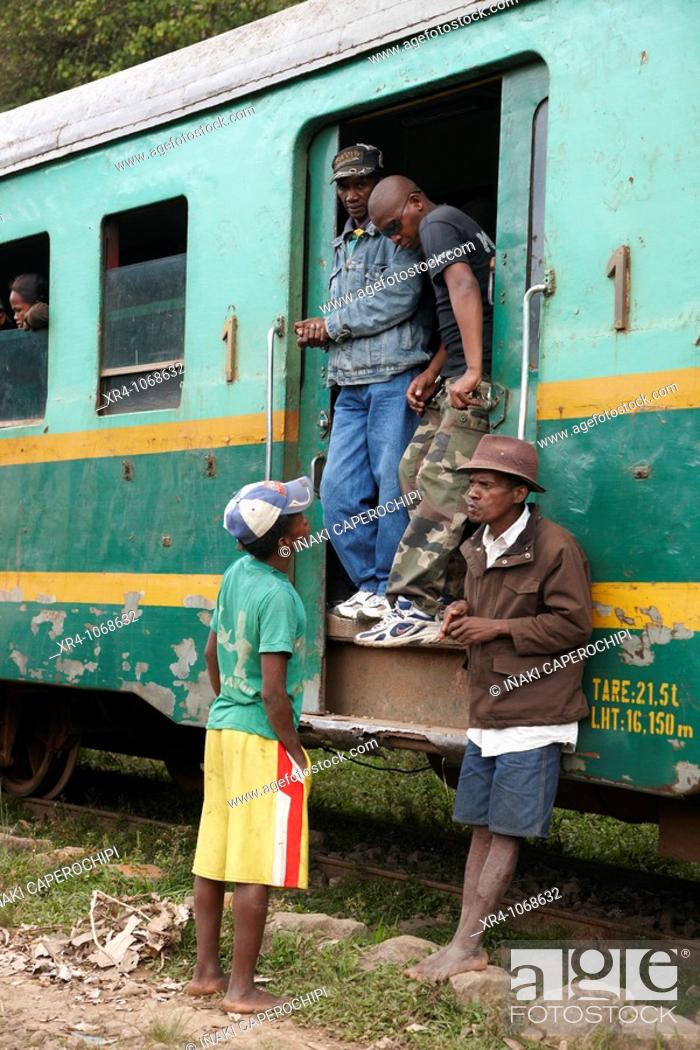 Imagen: Madagascar FCE Jungle Express, Tolongoina train station, Tolongoina,  Fianarantsoa, Madagascar, Africa.