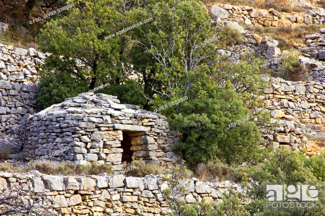 Cabaña De Piedra Seca Y Terrazas Paisaje Mediterráneo