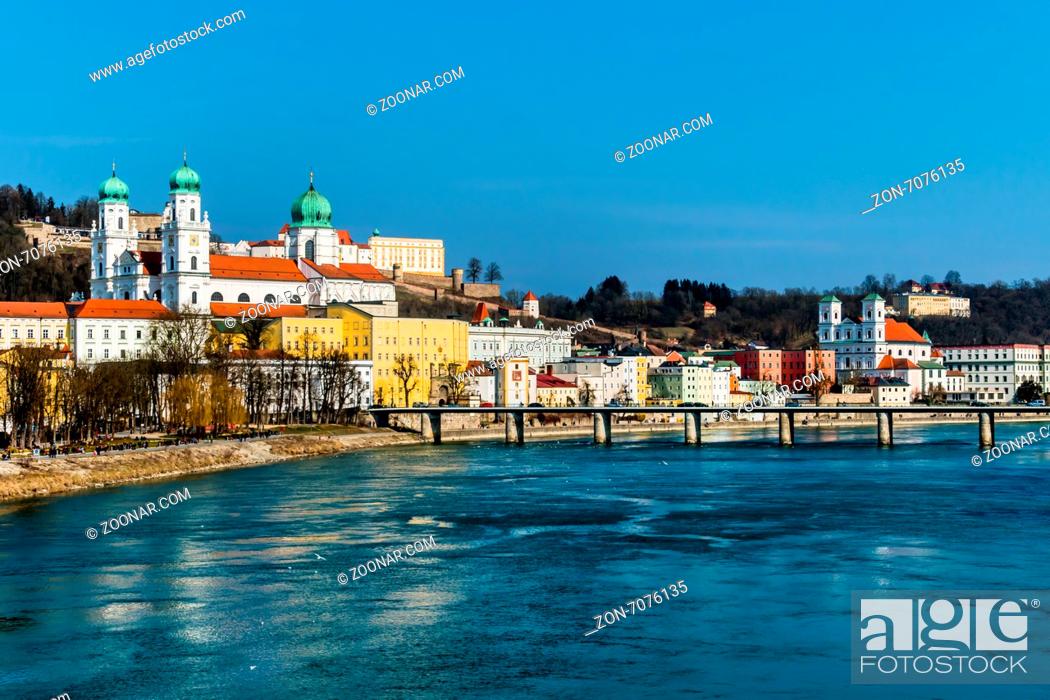 Stock Photo: Ansicht der Stadt Passau in Bayern. Hier fließen der Inn, die Donau und die Ilz zusammen.