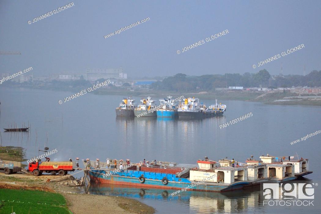 Stock Photo: Ship transport in Ghorashal near Narsingdi on 09.01.2015 - Bangladesh. | usage worldwide. - Ghorashal/Dhaka/Bangladesh.