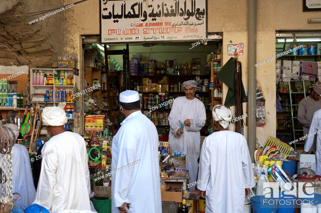 Stock Photo: Omanische Männer an einem Lebensmittelstand auf dem Basar in Nizwa, Sultanat Oman / Omani men at a market stall for food stuff on the bazar of Nizwa.