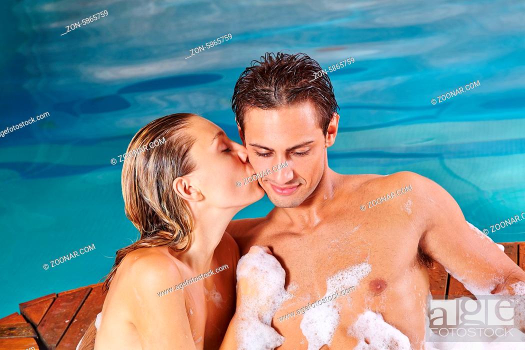 Junges Paar Macht Liebe Im Whirlpool