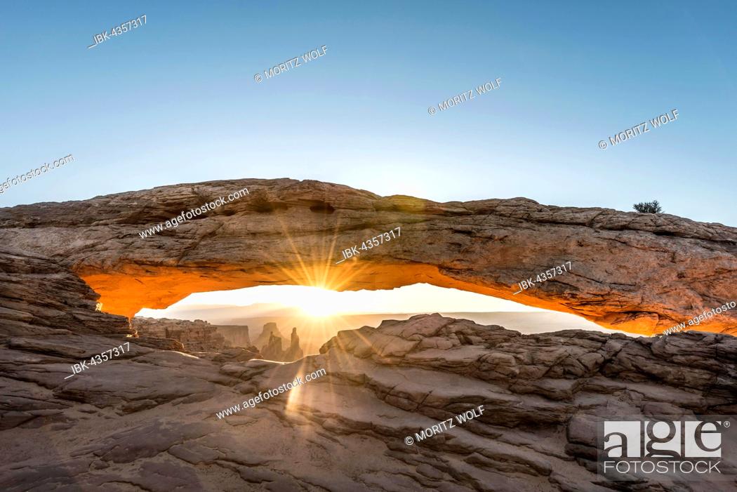 Stock Photo: View through Natural Arch, Mesa Arch, Sunrise, Grand View Point Road, Island in the Sky, Canyonlands National Park, Moab, Utah, USA.