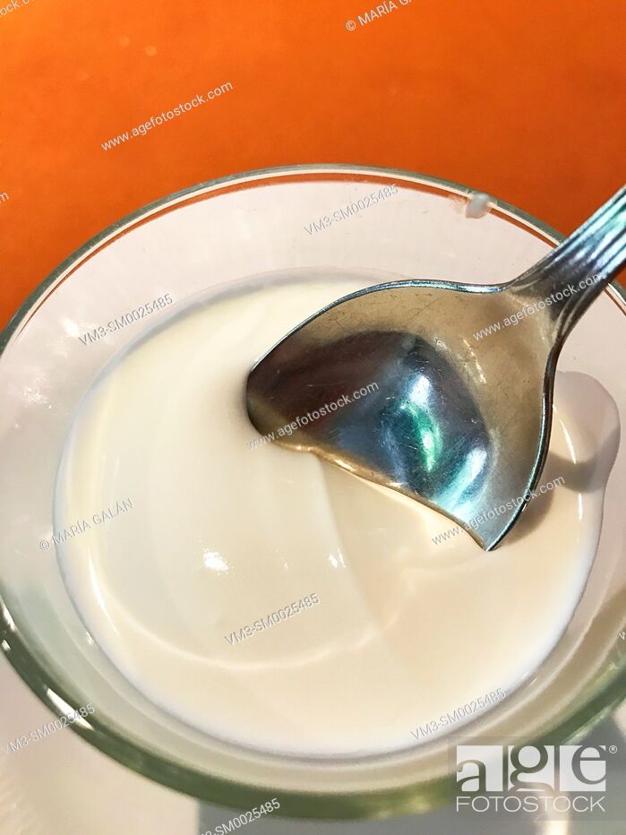 Photo de stock: Spoon dipped in yoghurt cream.