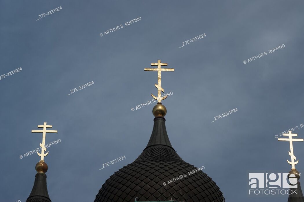 Imagen: Detail of crosses atop onion domes. Alexander Nevsky Cathedral, Toompea Hill, Old Town, Tallinn, Estonia, Baltic States.