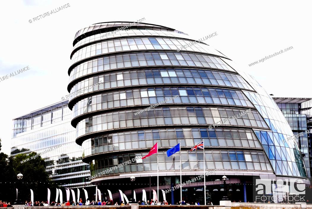 Stock Photo: 07 September 2019, United Kingdom, London: The new city hall on the banks of the Thames Photo: Waltraud Grubitzsch/dpa-Zentralbild/ZB.