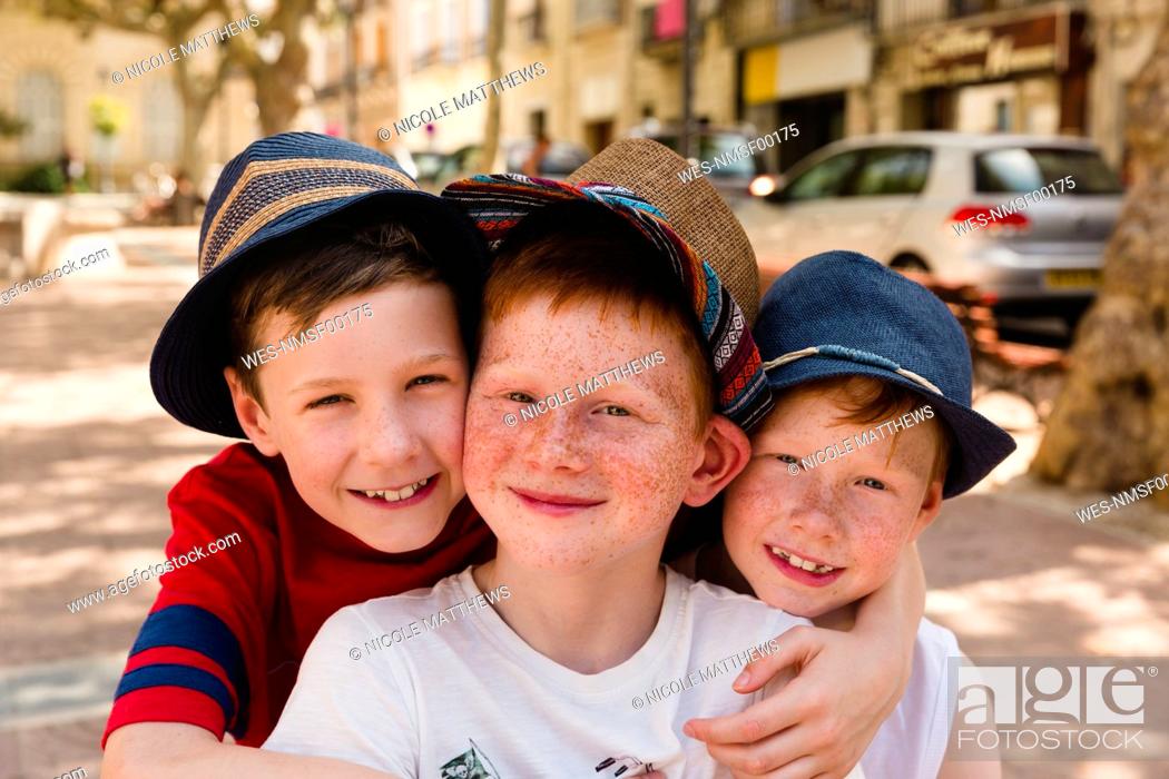 Photo de stock: Group picture of three happy boys on holiday.