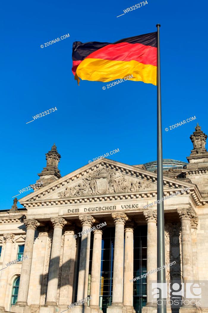 Stock Photo: Reichstag an einem sonnigen Tag.
