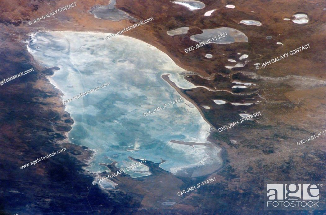Imagen: Ekuma River and Etosha Pan, Namibia are featured in this image photographed by an Expedition 11 crewmember on the International Space Station.