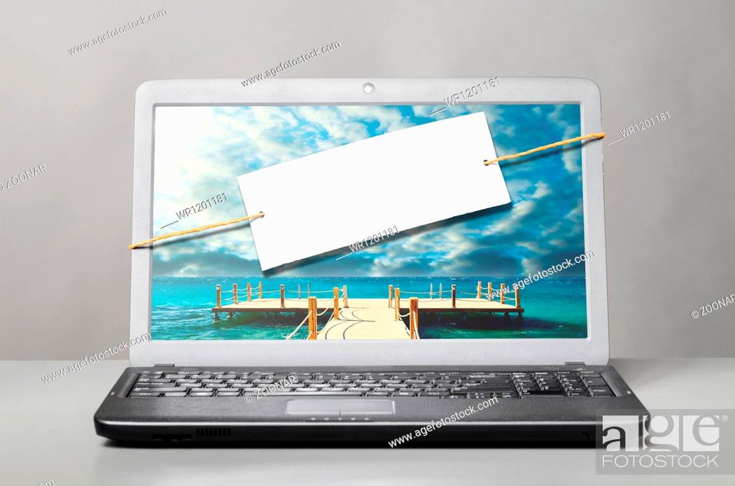 Imagen: laptop with blank note.