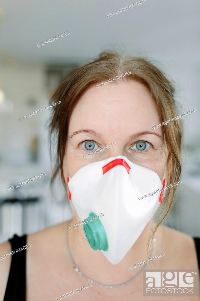 Photo de stock: Woman wearing protective mask.