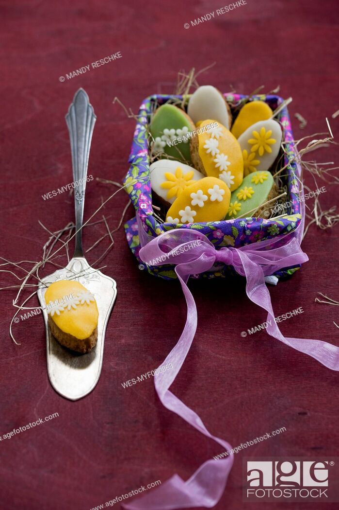 Stock Photo: Easter basket with mini cakes decorated with marzipan.