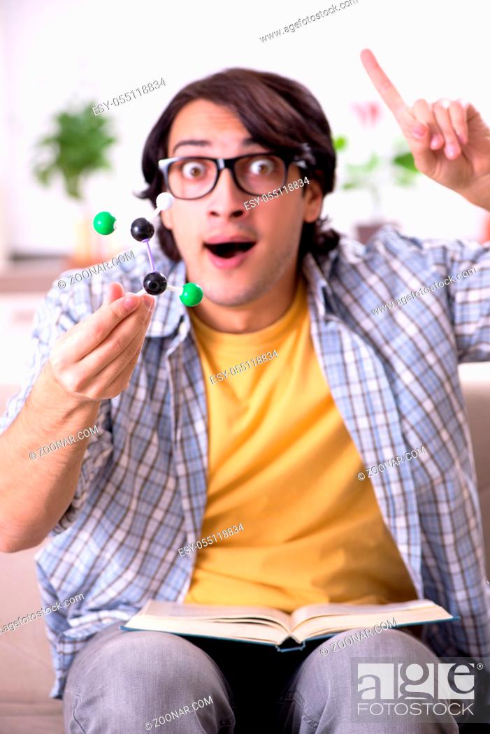 Imagen: Young student physicist preparing for exam at home.