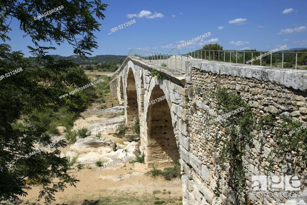 Stock Photo: Pont Julien, near Bonnieux and Apt, Vaucluse, Provence, Provence-Alpes-Cote d'Azur, Julian Bridge, France, Europe.