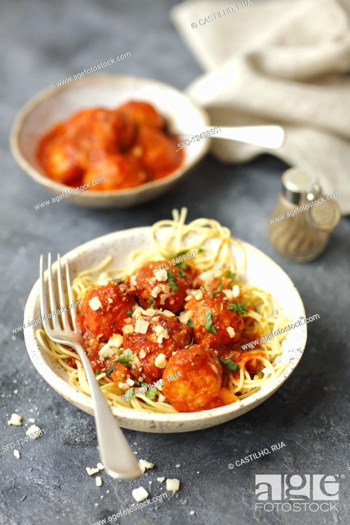 Stock Photo: Spaghetti with white bean vegaetarian balls and tomato sauce.