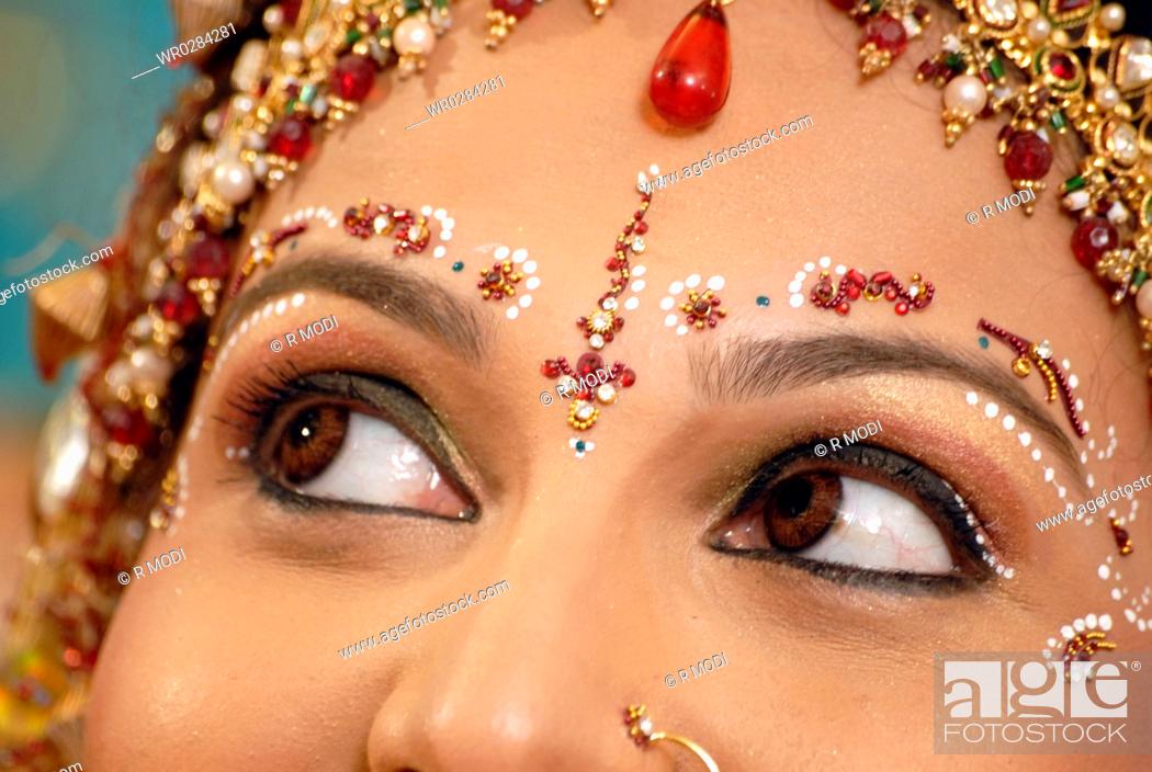South Asian Indian Hindu wedding ceremony , bride wearing jewellery , India  MR364, Foto de Stock, Imagen Royalty Free Pic. WR0284281 | agefotostock